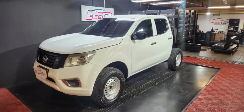 NISSAN FRONTIER DOBLE CABINA NP300 ESTACAS 4X4 MT 2019