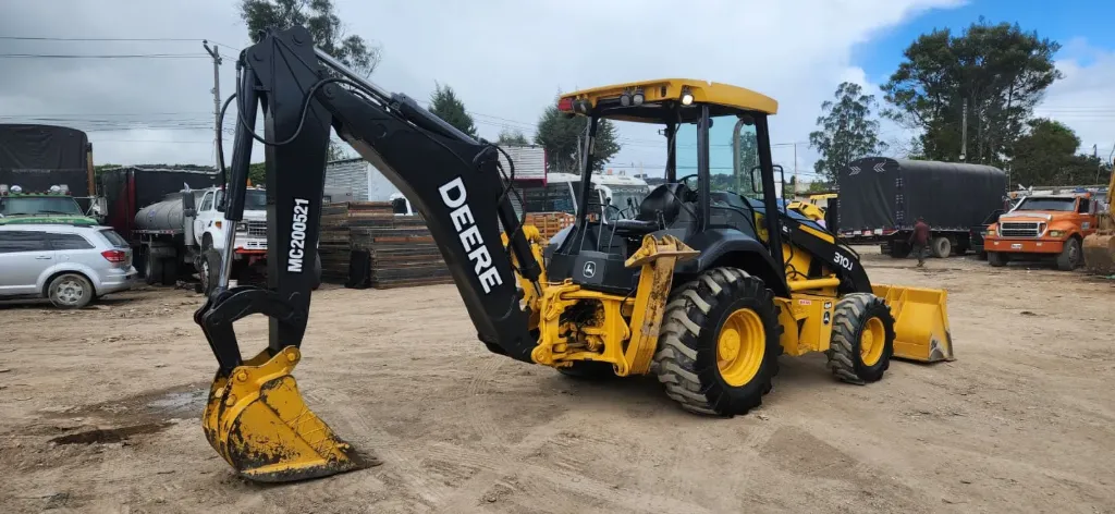 JHON DEERE LINEA 310J 2010